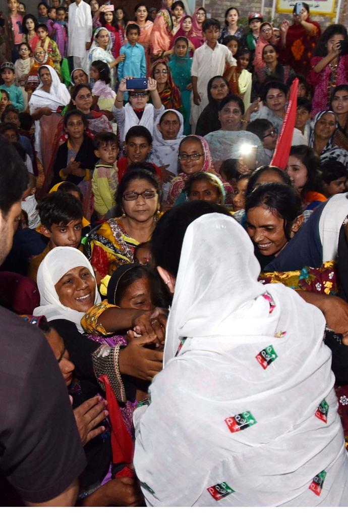 ZahidLuhur's tweet image. Bibi Aseefa Bhutto Zardari attending corner meeting at bangul dero Larkano Along with Begum Sanam Bhutto Sahiba 
@AseefaBZ 
#NA200 
#PS10