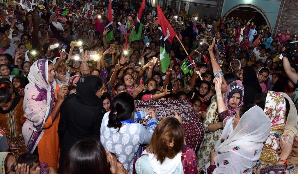 ZahidLuhur's tweet image. Bibi Aseefa Bhutto Zardari attending corner meeting at bangul dero Larkano Along with Begum Sanam Bhutto Sahiba 
@AseefaBZ 
#NA200 
#PS10