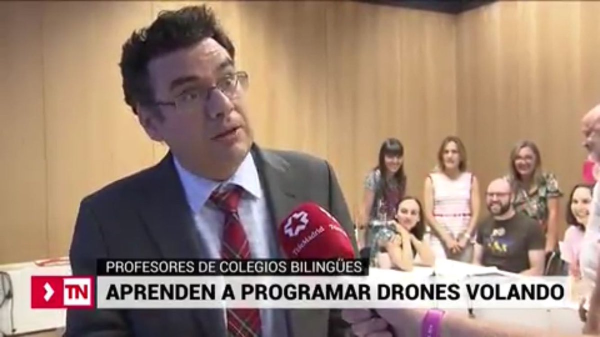 MayteRguezMed's tweet photo. #PFLE18. Hoy en Telenoticias @sanz_ismael visita a nuestros docentes en curso de inmersión!!Aprendiendo a volar drones!!https://t.co/X3UfKVKZkx. @dcerverao @MTDHF @rgg_educacion @MalenaRubio https://t.co/Xq0rcHsa1G