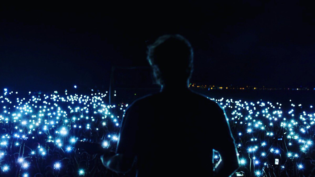 gül kendine
bak ne kadar güzelsin
gül kendine
dünya kadar güzelsin
aslında dünya sensin