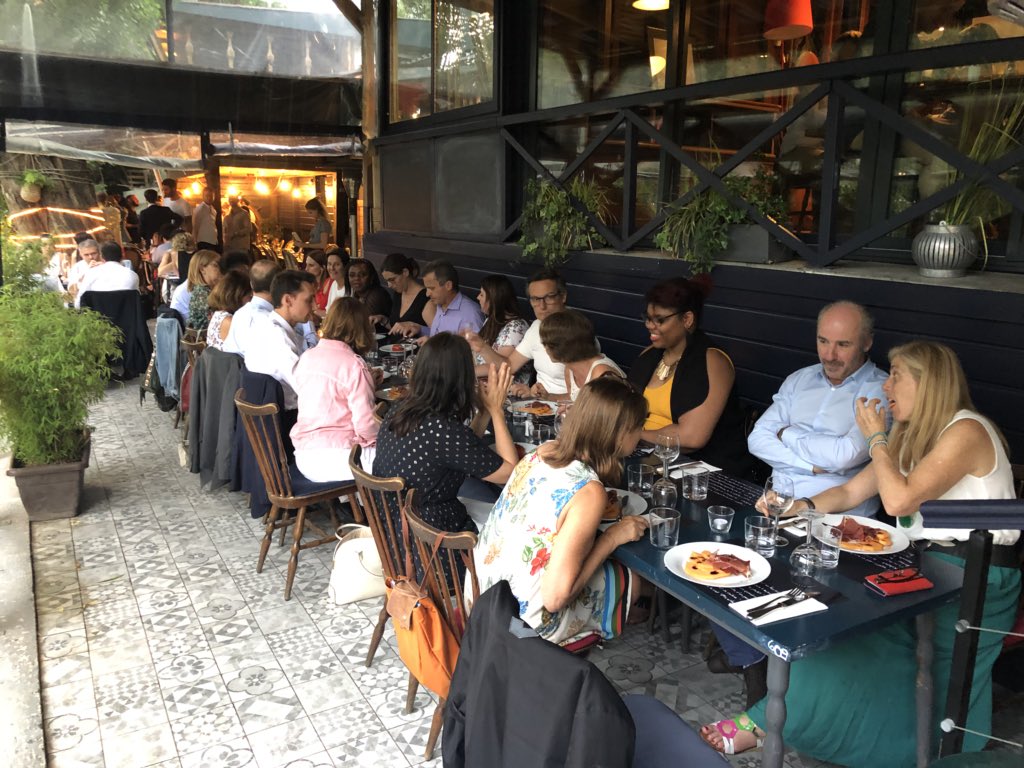 KrenoConsulting's tweet photo. Dîner d’été de Kreno Consulting. Bonne humeur et convivialité 😇😎 https://t.co/fNeVyDLdA0