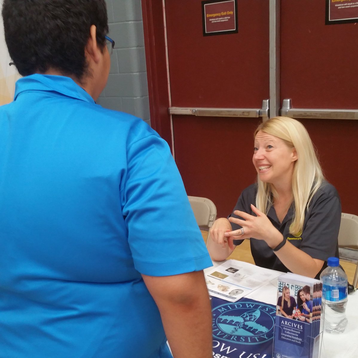 DrBethTownsend's tweet image. @MidwesternUniv @ARCIVESMWU talking to future student leaders in #STEM at #AZScitech. Great day!!
