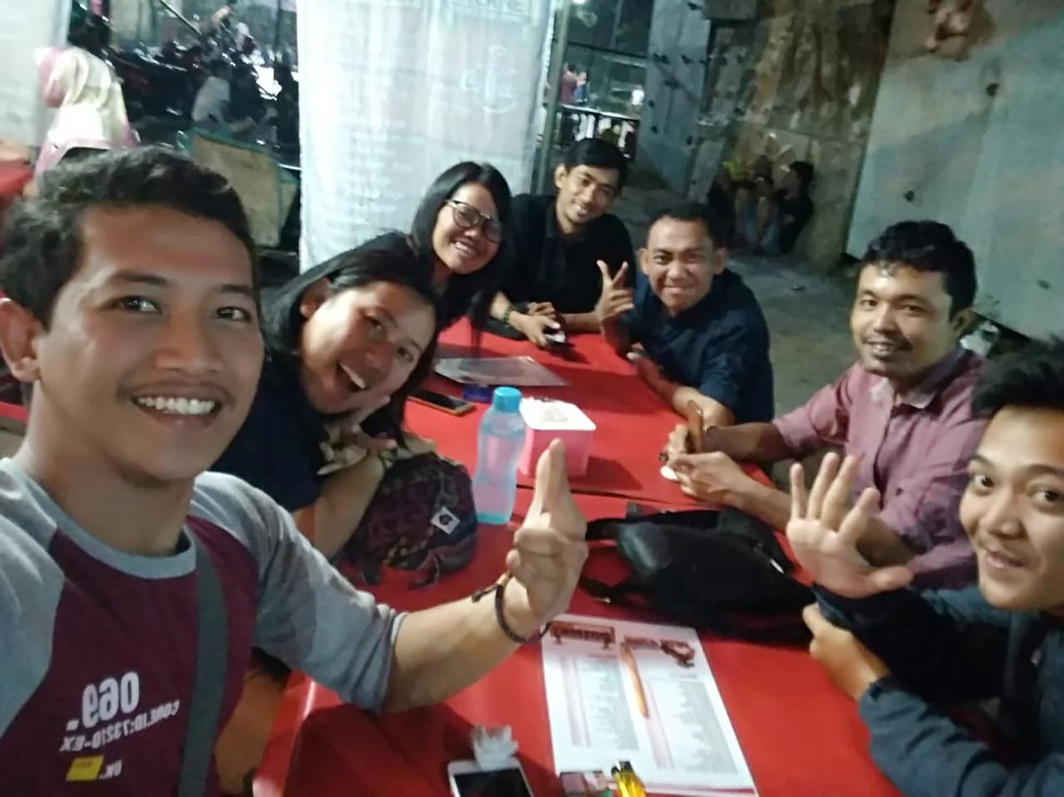 Vayireh's tweet photo. Memulai Gerakan 2019 itu dari warung ke warung tenda ya.. https://t.co/ZRXVnYi7Jn