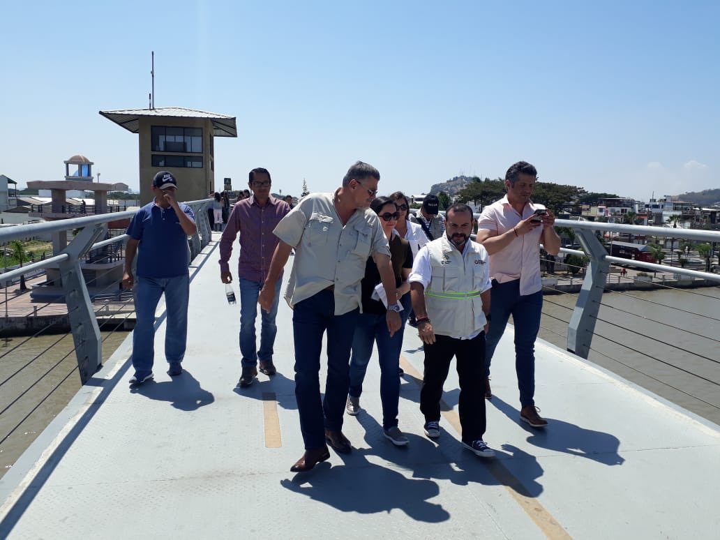 Secob_Z6's tweet photo. Constatamos el estado de las caminerías y ciclovías del Puente Durán  Santay para brindar a los habitantes del sector y turistas  infraestructura en óptimas condiciones. @Presidencia_Ec @Lenin https://t.co/T6V1Lwt6DO