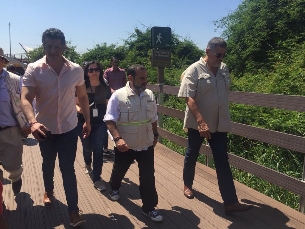 Secob_Z6's tweet photo. Constatamos el estado de las caminerías y ciclovías del Puente Durán  Santay para brindar a los habitantes del sector y turistas  infraestructura en óptimas condiciones. @Presidencia_Ec @Lenin https://t.co/T6V1Lwt6DO