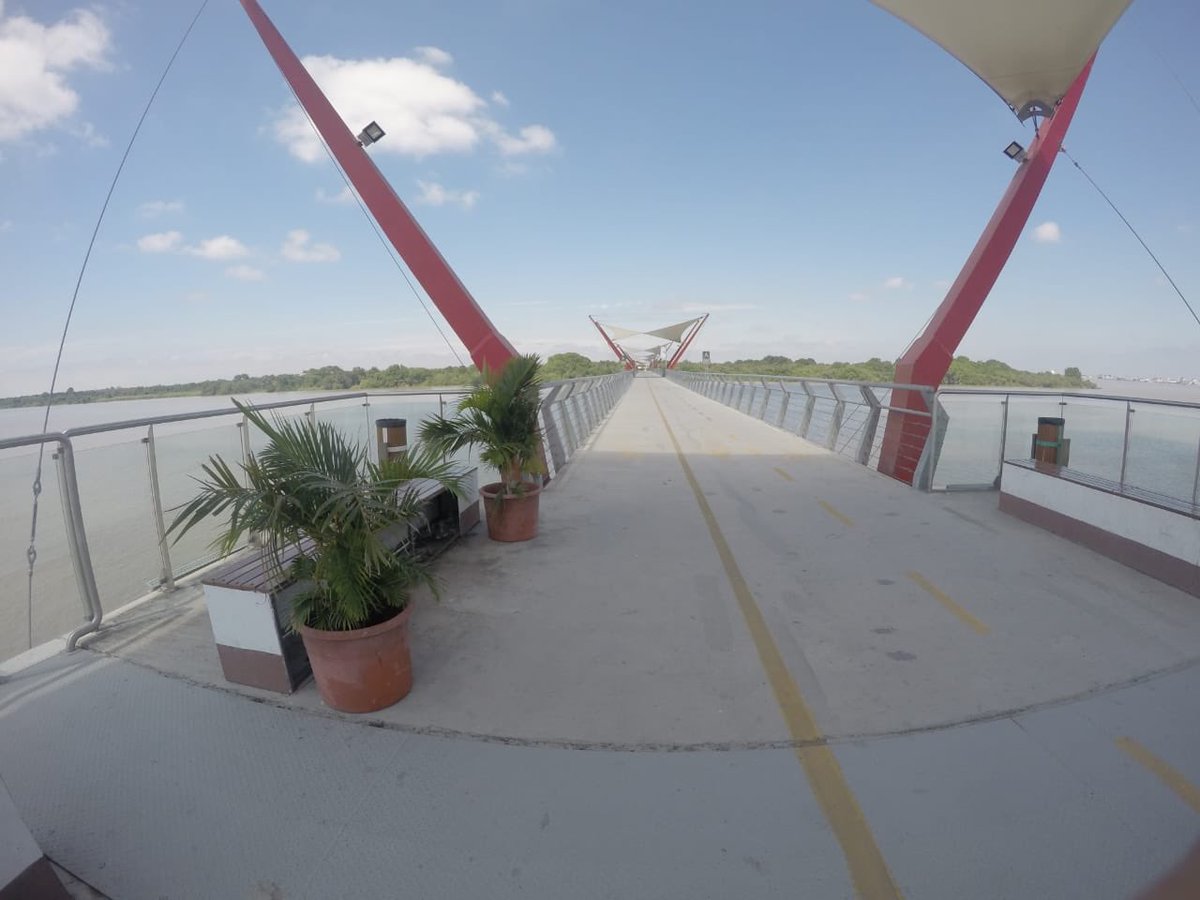 Secob_Z6's tweet photo. Constatamos el estado de las caminerías y ciclovías del Puente Durán  Santay para brindar a los habitantes del sector y turistas  infraestructura en óptimas condiciones. @Presidencia_Ec @Lenin https://t.co/T6V1Lwt6DO