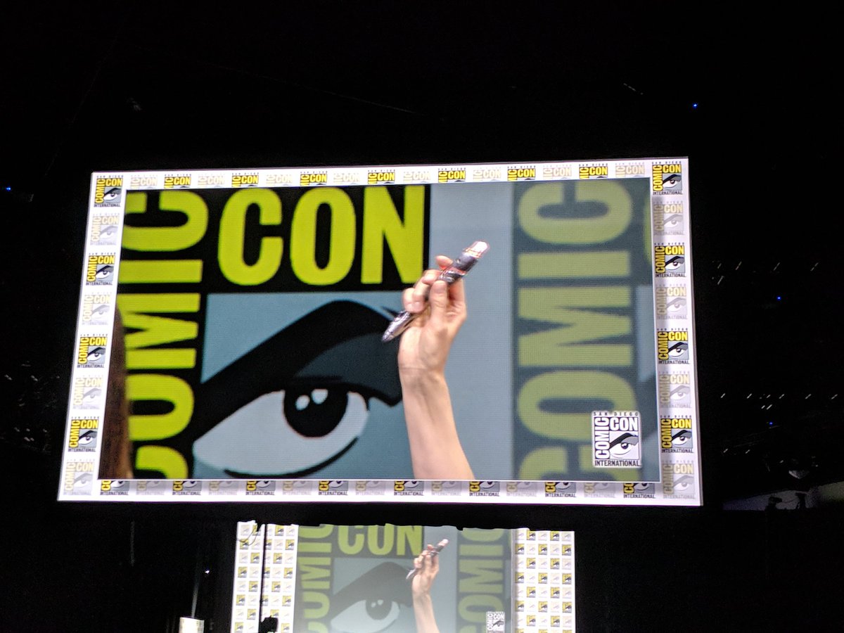 lawryee's tweet photo. #DoctorWho Jodie Whittaker debuts new sonic screwdriver at #SDCC. "It's made out of interesting components," showrunner says. #FANDOMlive https://t.co/tVHh9s7w3C