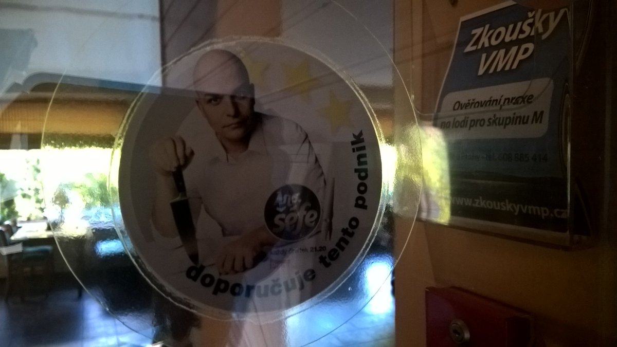 EricSKS1's tweet photo. Dnes jsme se ženou slavili 10 let od svatebního dne, tak jsme si dali pořádně do rypáčku. Hovězí carpaccio a kohout na červeném víně vynikající! Zdenda věděl proč #Fragatta v Měchenicích doporučue. #foodporno https://t.co/CUv4c8QDgD