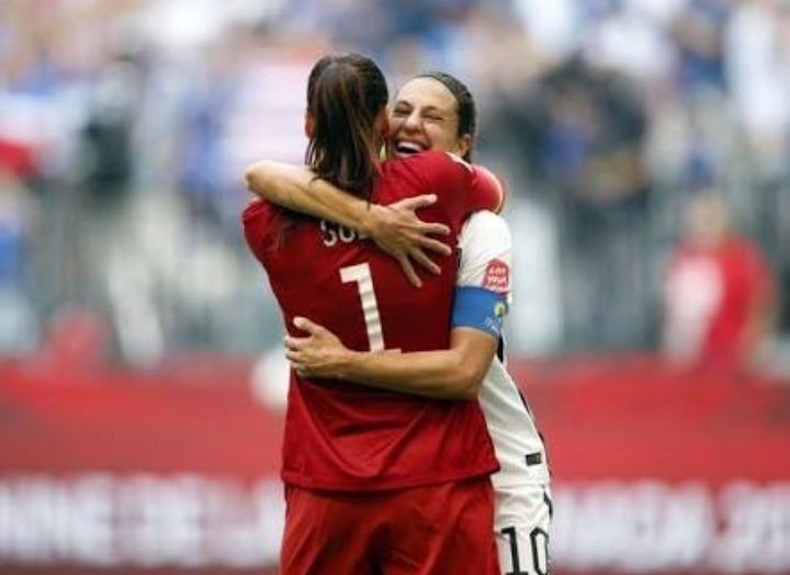 Diana10Rojas's tweet photo. I just love the friendship, support and loyalty throughout the years between @CarliLloyd & @hopesolo 👏😭 True Legends 👑⚽ there will never be another #Harli 👏❤️⚽ #USWNT #TheBest https://t.co/aKhlWBhhbm
