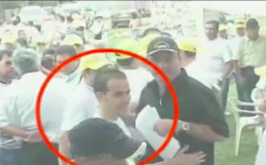 Abelardo de la Espriella junto a Salvatore Mancuso, a quien toma afectuosamente. Esos criminales de lesa humanidad sí "son buenos"