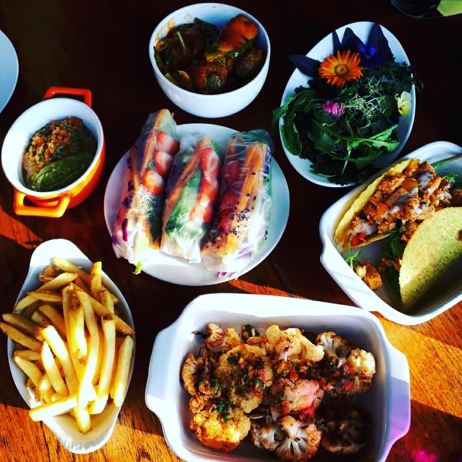 chillicakedeli's tweet photo. Themed Thursdays kicked off tonight. 
1st was a vegan tapas. 

Greens and veggie balls
Cauliflower buffalo wings 
Seasoned fries
Raw vegatable rice paper roll
Garden salad soil and flowers
Frikken taco, guacomole, salsa
#vegan #whatveganseat #Hartlepool https://t.co/8Mx6Wvj08r