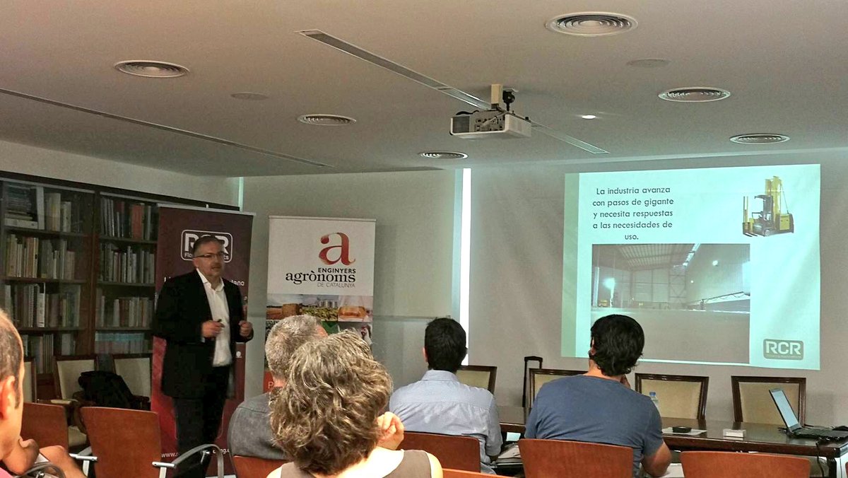 Kriscorti's tweet photo. 🔹One of @Monofloor_RCR ‘s mission is to train and share information about #industrialflooring 🔹@Agusescamez in Barcelona @Eng_Agronoms 🔹
📱https://t.co/AVNBG4698q🔹 https://t.co/3E4b1NeQPU