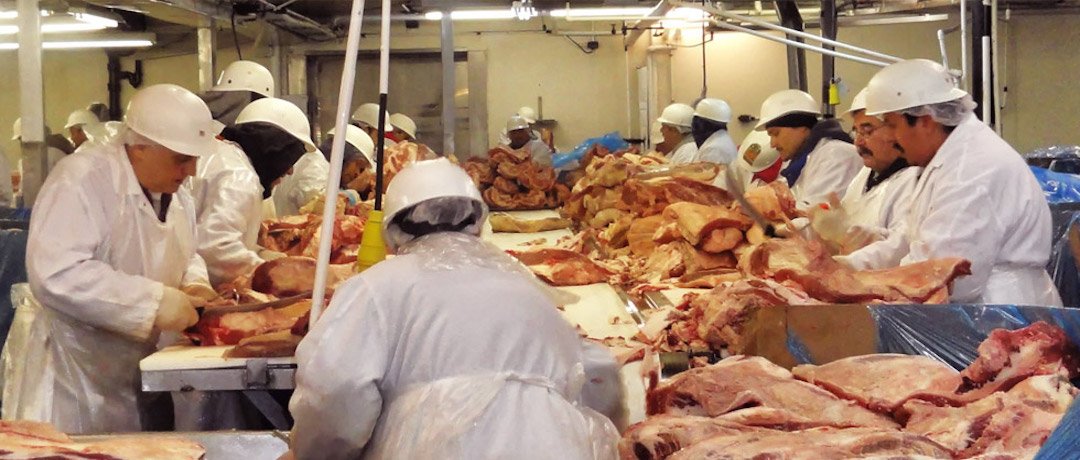 beasbest1's tweet photo. #Tbt to a great shot of some of our finest butchers working hard and slicing pounds and pounds of bone-in navels in our plant. 🍖🔪🏭

💥Taste the tradition of Bea's Best!💥 #meatcompany #Packers #beef https://t.co/ct4SZwnDDF
