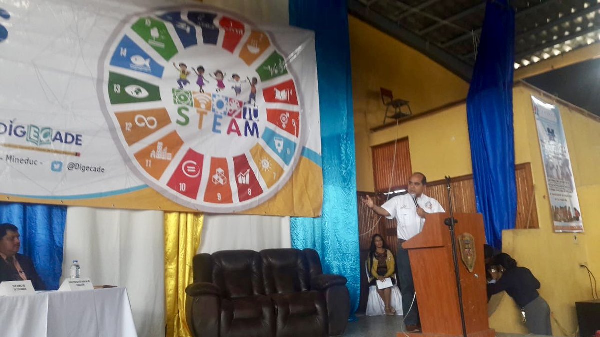MineducGT's tweet photo. @MineducGT Ministro @oscar_hlopez y Viceministro @HectorCantoM participan en la actividad de niñas #TIC  #STEAM  #ODS realizada en Quiché #GirlsInICT con presencia de cientos de niñas #InnovemosJuntos @Digecade https://t.co/aLu6rEkcXo