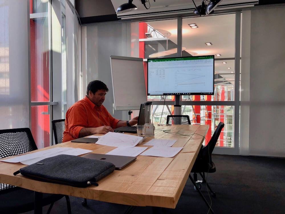 Conpublica Text Pr Fur Kmu On Twitter Vorbereitung Auf Ein Kundenmeeting In Der Werkbank Garage Besprechungsraum Draussen 32 Grad Drinnen Kuhle 21 Grad Da Kann Man Es Aushalten Working Summer