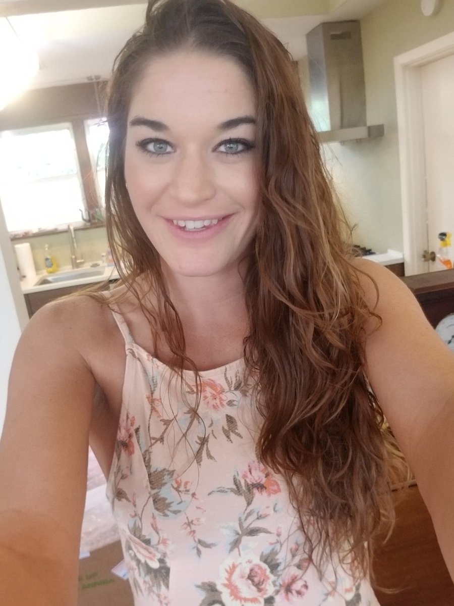 kendraheartxxx's tweet photo. My cute ass lil crooked front tooth is  perfect! Lmao https://t.co/bjpNqxA5Rl