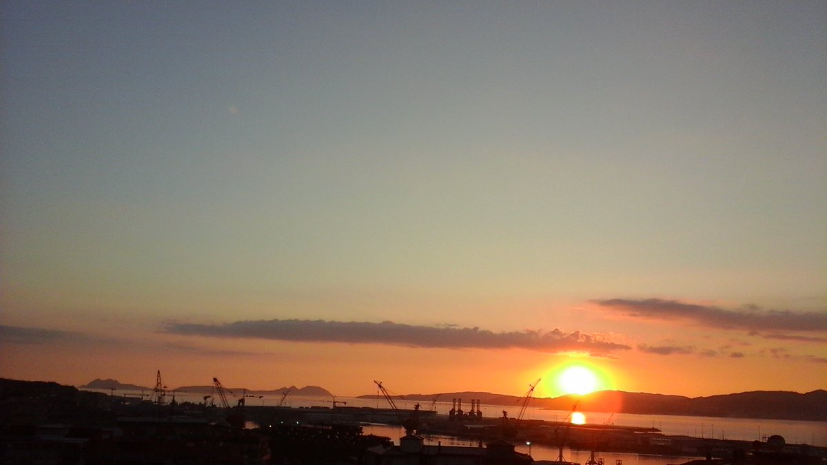 Boas Noites 😊 así se despide este Jueves de #Julio en #Vigo, un fantástico #Solpor 🌅🌇que ojalá nos traiga mañana un día radiante de sol 🌞
#NubesGalegas #ComparteTuAtardecer <a href="/CeosGalegos/">Os Ceos Galegos</a>
<a href="/SESEIXA/">Seseixa</a> <a href="/GaliciaMaxica/">Galicia Máxica</a> <a href="/puestadesolvigo/">PuestadesolVigo</a> <a href="/Caminanteplanet/">Caminante del Planeta</a> <a href="/OTempoTVG/">O Tempo TVG</a> @Bea_sotelo <a href="/loroma61/">Loli</a>