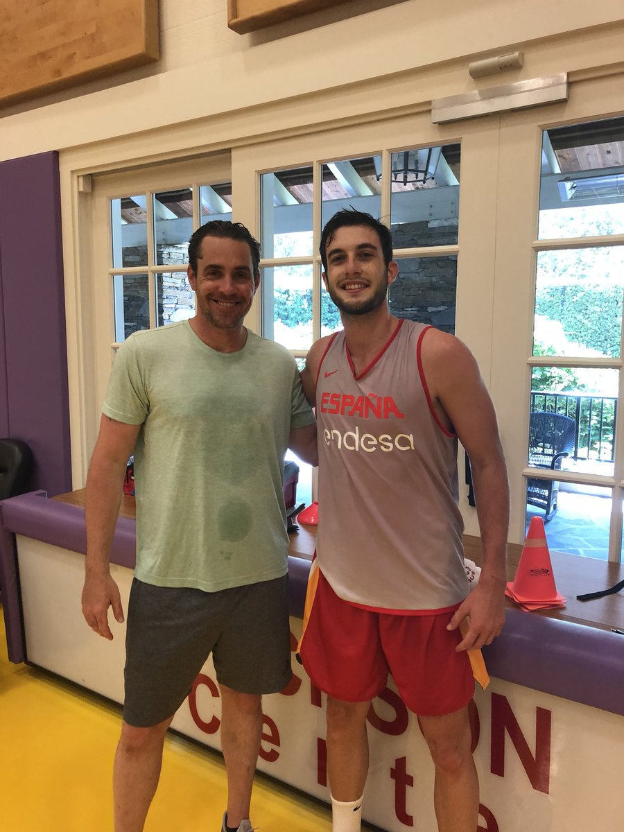 Sergi_Garcia10's tweet photo. Increíble semana de entrenamientos con el gran @RobMacNBA y con la mejor compañía #keepworking #losangeles #belair #jacksoncenter #everysingleday https://t.co/vSezD2dFhr