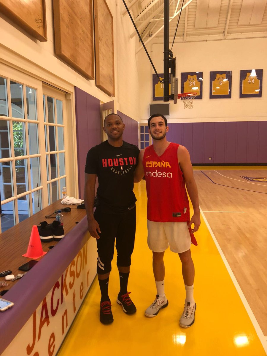 Sergi_Garcia10's tweet photo. Increíble semana de entrenamientos con el gran @RobMacNBA y con la mejor compañía #keepworking #losangeles #belair #jacksoncenter #everysingleday https://t.co/vSezD2dFhr
