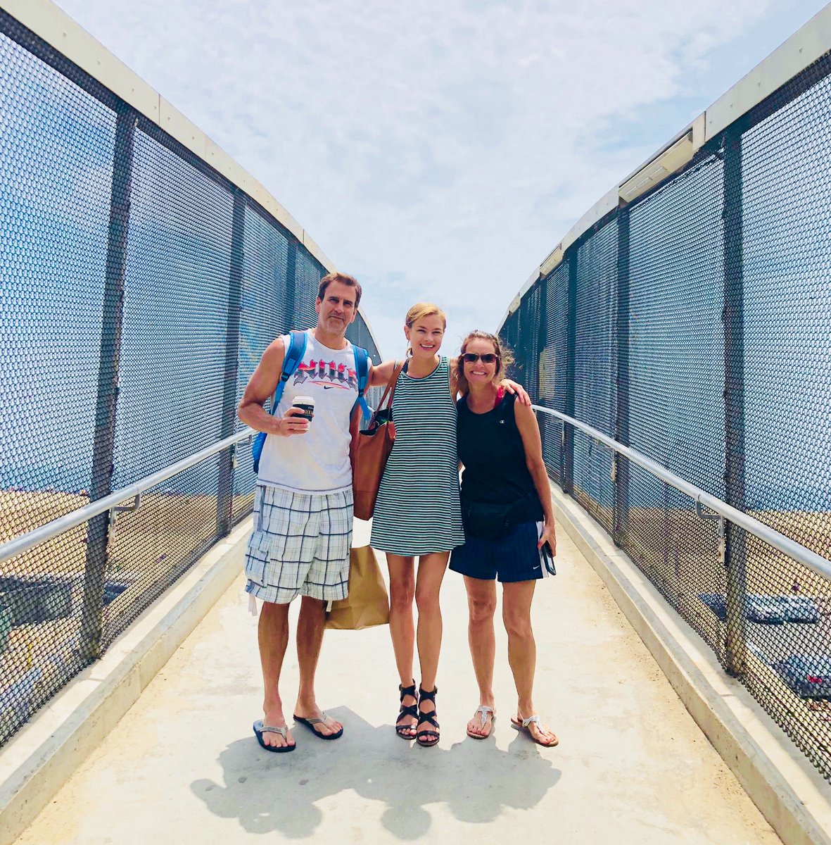 sldsass's tweet photo. A beachin’ last day with the fam in town! ❤️#lovethem #blessed #family #beach #summer #fun #vacation #santamonica #losangeles #smile #happy #mom #dad #daughter #grateful #blessed #goodtimes #pretty #beautiful #sky https://t.co/DsISxLkJMN