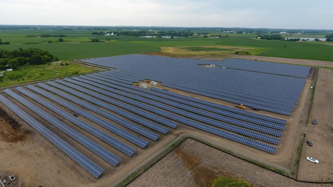 J0nathanR0berts's tweet photo. A 2017 MN #communitysolar garden ~5.8MWdc, 18k modules - 1 of 6 I worked on w/ @SoCore_Solar during the height of the MN CSG buildout that led to over 700 MWdc of #solar PV being built in the state @ the end of 2017. Proud to have been a part of this! #CommSolar2018 @SolarAccess https://t.co/WVHi5zdrqF