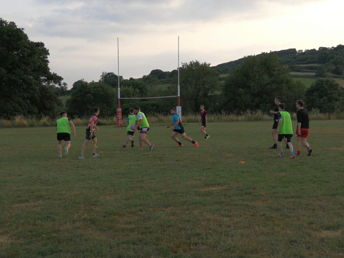 Another cracking session at the Wick tonight, top efforts all round. A solid mix of phys &amp; skills. Roll on Tuesday 💪🏼🔴⚪️