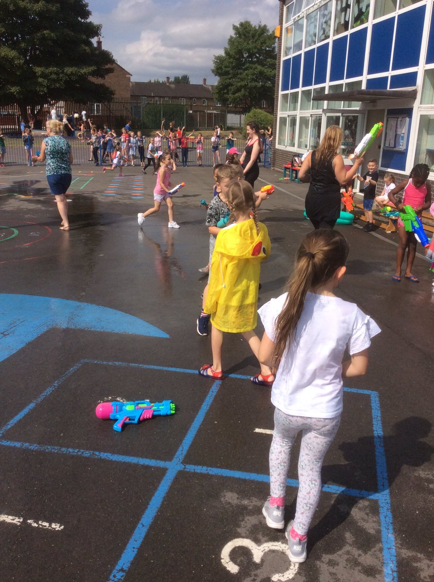 6OLOLP's tweet photo. Another wonderful #BehaviourTreat today. #Wet'n'Wild https://t.co/3yapG36o9M
