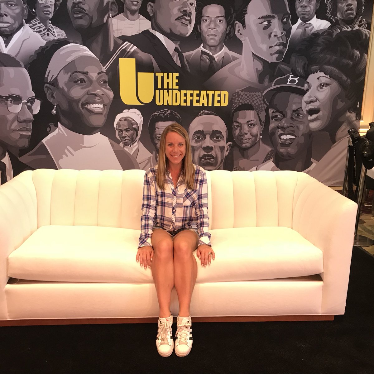 shalvy3's tweet photo. Loving the @Apt2B furniture in #theundefeatedESPYS lounge!! Might have to order a piece! So great meeting you guys! #ESPY2018 https://t.co/TNhHiT1YMm