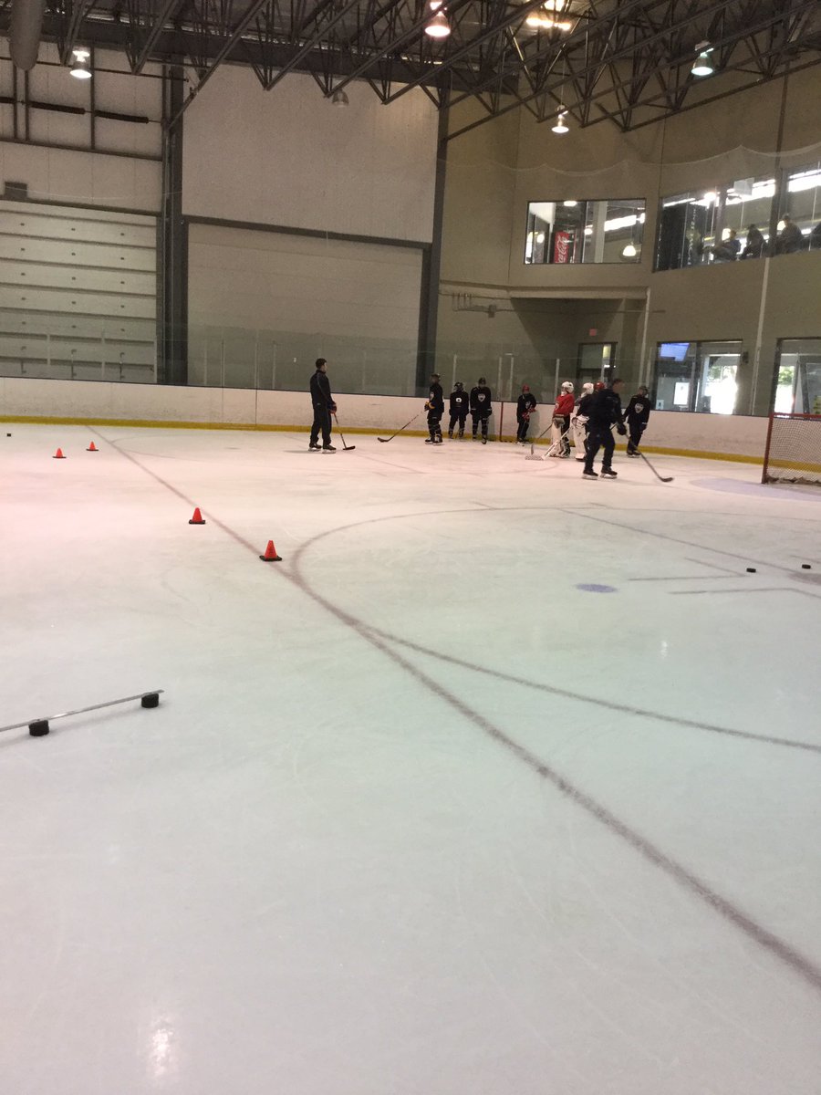 PeakHockeySask's tweet photo. Team Red patiently waiting for Team Black to finish on-ice skills 💪🏼🏒 #skilldevelopment #05Elite #peakperformancehockey https://t.co/lsjjtDQA4V