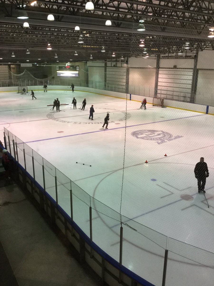 PeakHockeySask's tweet photo. Team Red patiently waiting for Team Black to finish on-ice skills 💪🏼🏒 #skilldevelopment #05Elite #peakperformancehockey https://t.co/lsjjtDQA4V