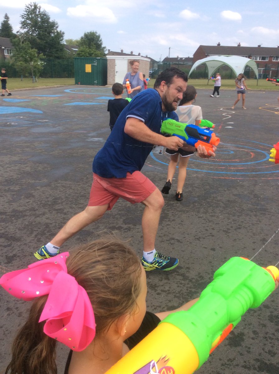 6OLOLP's tweet photo. Fantastic fun today at our #BehaviourTreat. #Wet'n'Wild https://t.co/VBLJX1lbvO