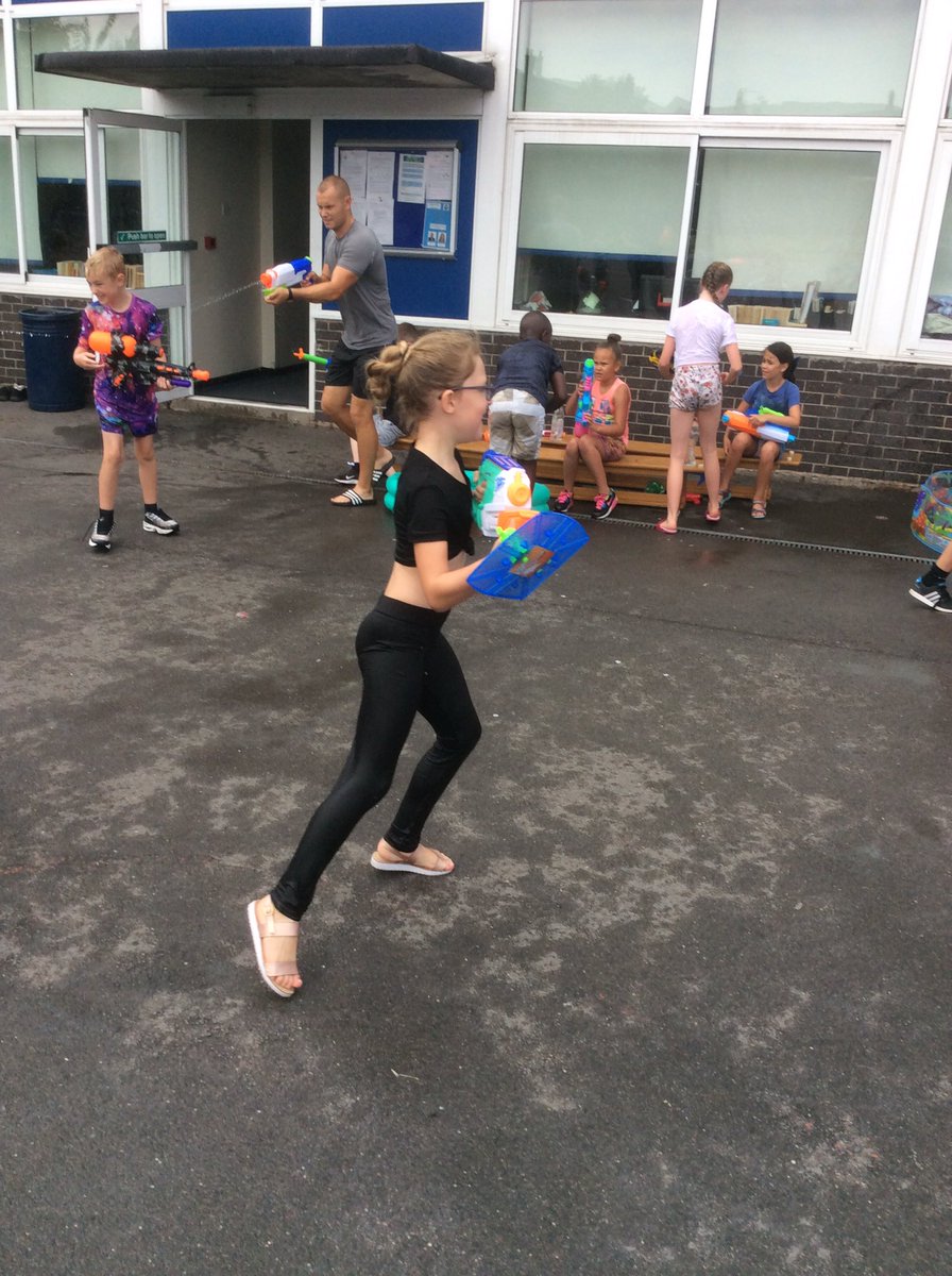 6OLOLP's tweet photo. Greatest #BehaviourTreat ever! #Wet'n'Wild https://t.co/9fBgh11NHD