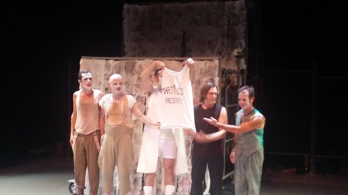 eslapuntador's tweet photo. A "Rhumans", dins del @grecfestivalbcn, els pallassos fan un viatge interior i busquen la seva identitat. Pallasos en estat madur i també en estat pur. Amb homenatge i record per @jordimvendrell inclòs. Millora.t! @EntreCaixesiCat @iCatfm @Catvespre https://t.co/i50owKNtip