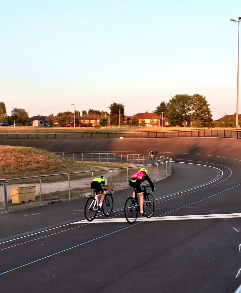 danielcos08's tweet photo. Track night 👌☑️ #dolanbikes #legday #lunge https://t.co/BdII0cVE7Y