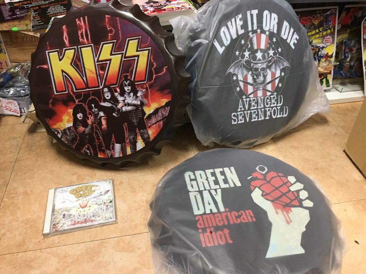 toritukaseibm's tweet photo. ロックバーではどれが良いかな?
ちょーデカイ瓶の蓋ようやく入荷
#KISS #A7F #GREENDAY #メタリカン https://t.co/9vEQMBYLUw