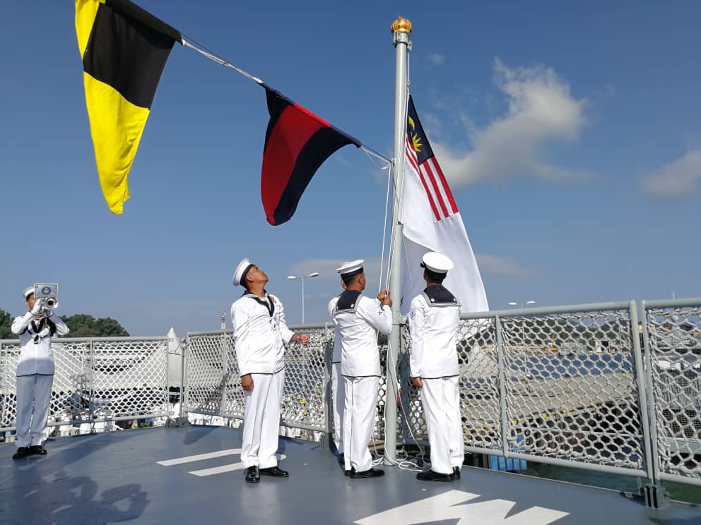 tldm_rasmi's tweet photo. Penuh tradisi..
Ketukan loceng selama 41 kali. Penurunan panji-panji dan pennant lucut tauliah bersama iringan lagu Last Post.
Penghormatan buat kali terakhir kepada @KDMUTIARA255 pada upacara pelucutan tauliah kapal.
#RestWellMUTIARA 
#Kebanggaan 
#15to5 
#TransformasiTLDM https://t.co/W9cvni1FsU