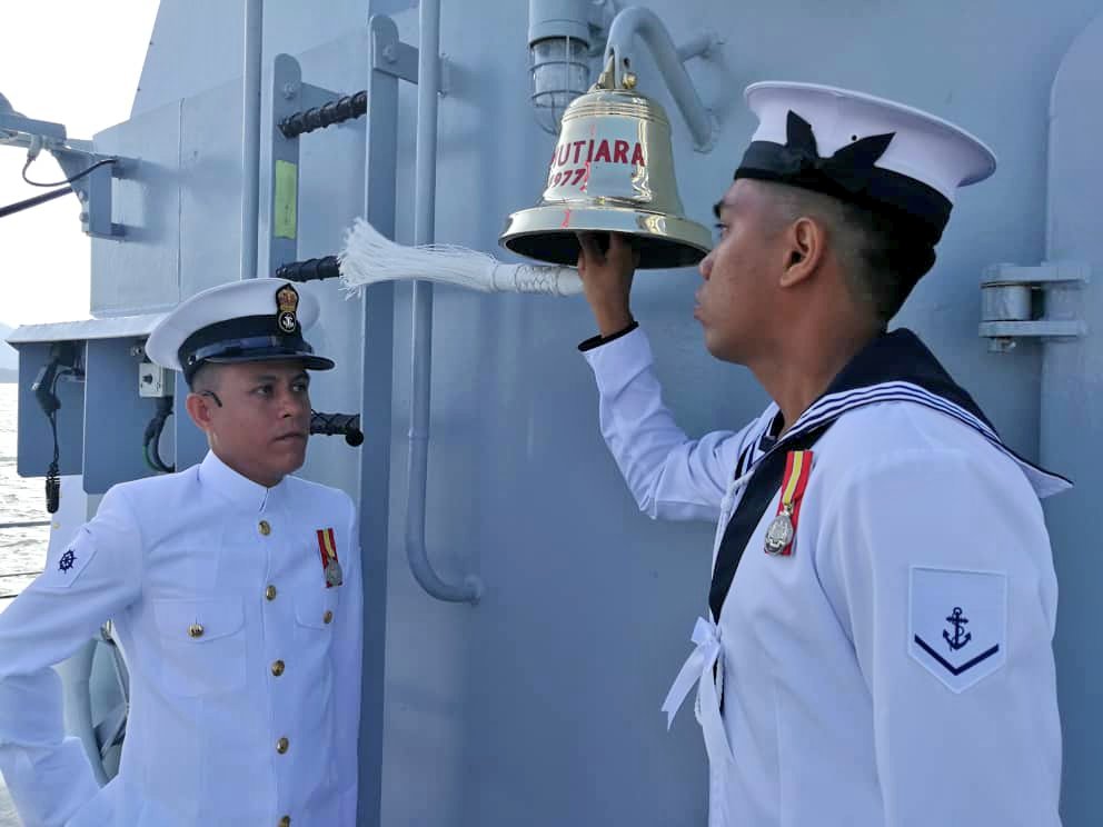 tldm_rasmi's tweet photo. Penuh tradisi..
Ketukan loceng selama 41 kali. Penurunan panji-panji dan pennant lucut tauliah bersama iringan lagu Last Post.
Penghormatan buat kali terakhir kepada @KDMUTIARA255 pada upacara pelucutan tauliah kapal.
#RestWellMUTIARA 
#Kebanggaan 
#15to5 
#TransformasiTLDM https://t.co/W9cvni1FsU