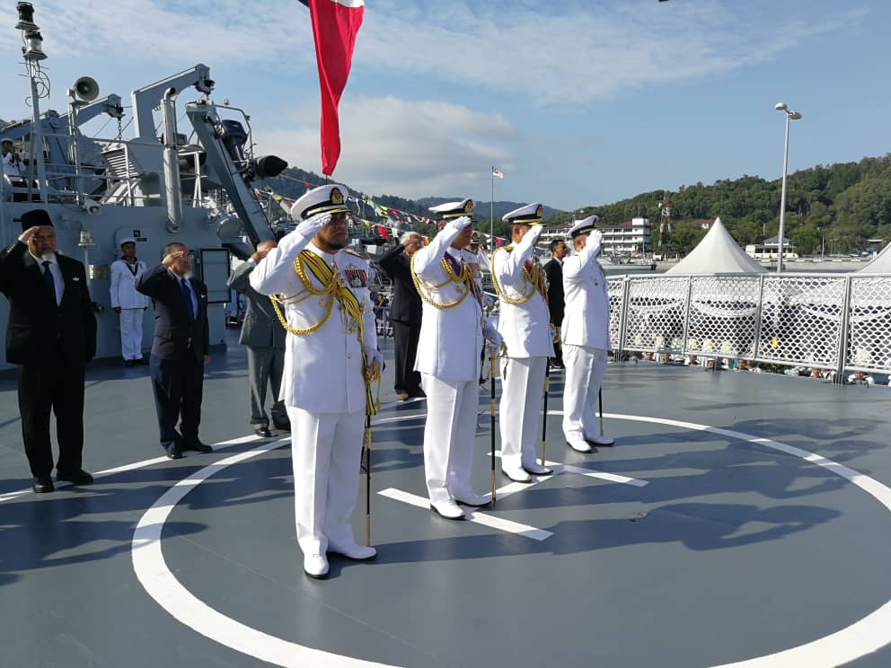tldm_rasmi's tweet photo. Penuh tradisi..
Ketukan loceng selama 41 kali. Penurunan panji-panji dan pennant lucut tauliah bersama iringan lagu Last Post.
Penghormatan buat kali terakhir kepada @KDMUTIARA255 pada upacara pelucutan tauliah kapal.
#RestWellMUTIARA 
#Kebanggaan 
#15to5 
#TransformasiTLDM https://t.co/W9cvni1FsU