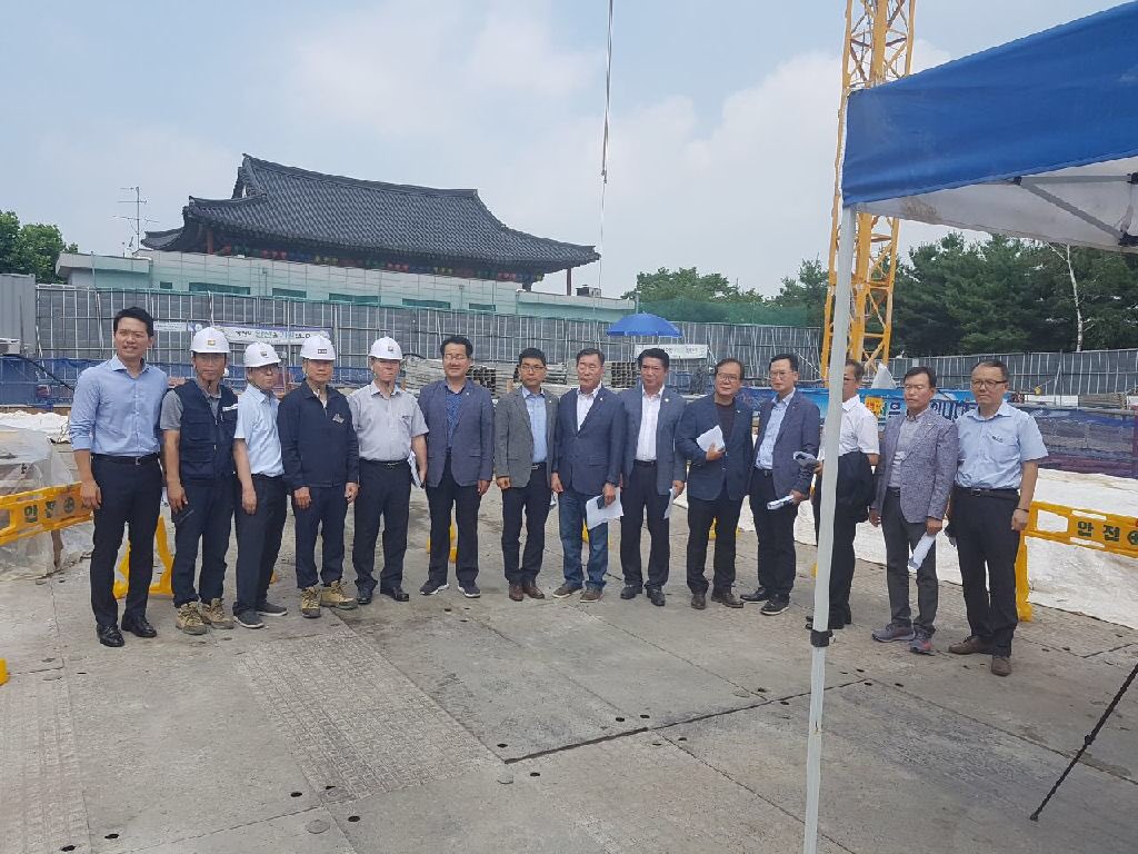 야탑청소년수련관 신축공사 현장입니다. 도시건설위원회 위원님들이 현장의 폭염 대비 및 안전 대책을 확인하러 방문하여 주셨습니다. 더욱 안전에 힘쓰겠습니다. #성남시 #시설공사과