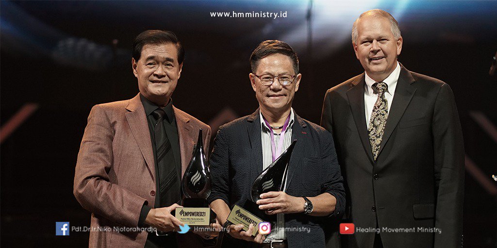hmministry's tweet photo. Ps. Niko Njotorahardjo and Ps. Lawrence Khong Honored for Excellence in Global Leadership Empowered 21
.
.
#empowered21asia #e21asia2018 https://t.co/1j12HjT6bh