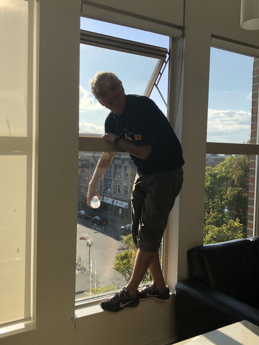runautumnrun's tweet photo. Greg’s sprucing up the flat in Victoria.  He’s a handyman! https://t.co/7XHCDIsu3S