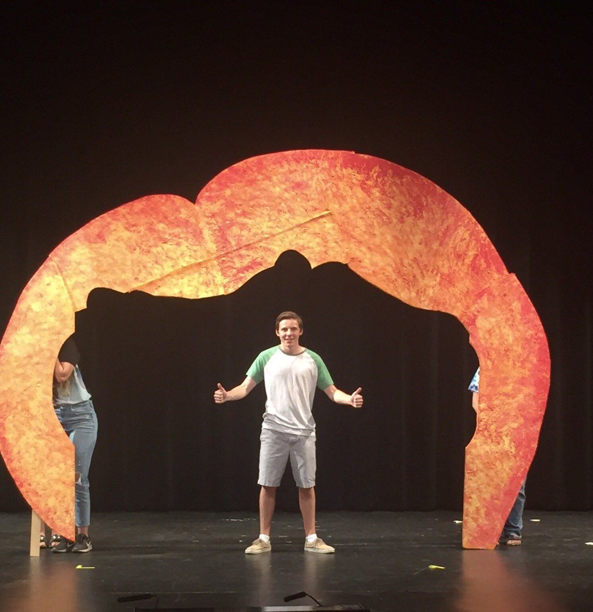 lessgo99's tweet photo. Hey @TeamCoco doesn’t our set for James and the Giant Peach look like Conan’s hair? @OffBeatPlayers https://t.co/z5hNHvKzTh
