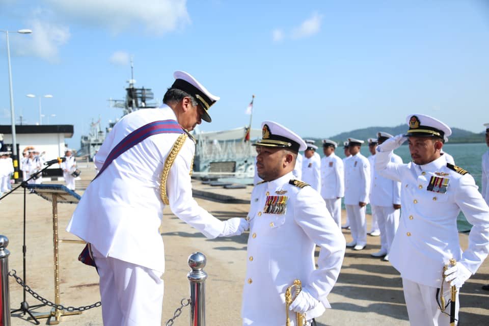 MPA_Barat's tweet photo. Insignia Pemerintah diturunkan simbolik penyerahan tampuk pemerintahan @KDMUTIARA255 oleh Pegawai Memerintah terakhir, Kdr Khairul Anuar b. Abdul Aziz TLDM.

#NavyNews 
#RestWellMUTIARA 
#NavyTradition https://t.co/041ENRezPm
