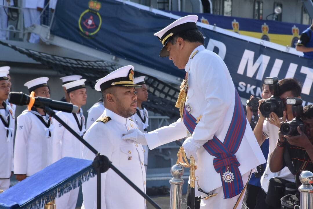 MPA_Barat's tweet photo. Insignia Pemerintah diturunkan simbolik penyerahan tampuk pemerintahan @KDMUTIARA255 oleh Pegawai Memerintah terakhir, Kdr Khairul Anuar b. Abdul Aziz TLDM.

#NavyNews 
#RestWellMUTIARA 
#NavyTradition https://t.co/041ENRezPm
