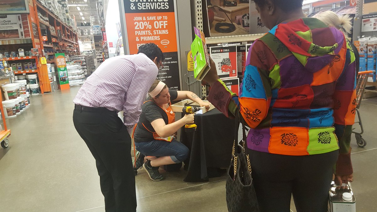 Jess_R_Perry's tweet photo. @AriesOF1995 Our workshop captain Chelsea showing customers how it's done! #CustomersFirst @taelyloynd @MASMmatt @AimeeWang13 @eakman72 @THDPNWPride @stjohn_c https://t.co/CMXDzypjvr