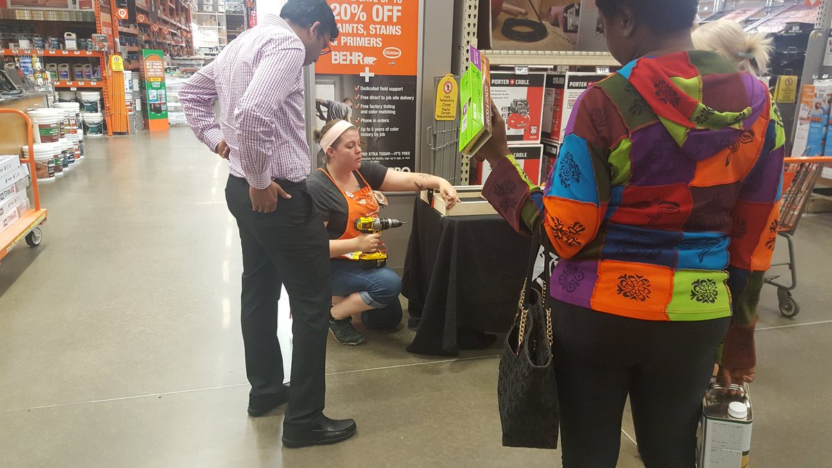 Jess_R_Perry's tweet photo. @AriesOF1995 Our workshop captain Chelsea showing customers how it's done! #CustomersFirst @taelyloynd @MASMmatt @AimeeWang13 @eakman72 @THDPNWPride @stjohn_c https://t.co/CMXDzypjvr