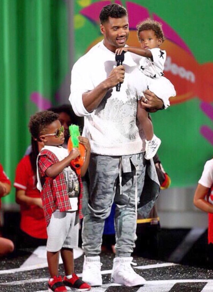 So cool accepting my <a href="/Nickelodeon/">Nickelodeon</a> #KidsChoice Award with our little ones. @Ciara ...To all the kids out there... reach for the stars.. you just may land on the moon! #Grateful  #Love 🌎