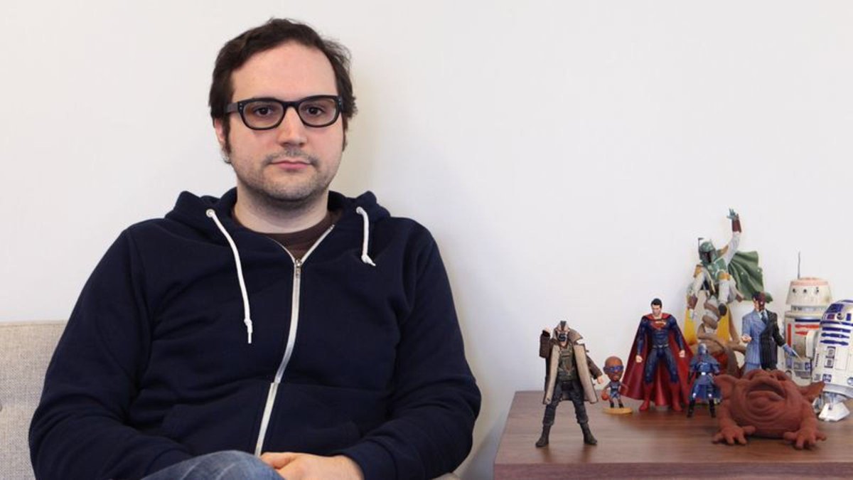 Grown Man Who Owns Bane Action Figure Has Love To Give trib.al/Ex5NjOL