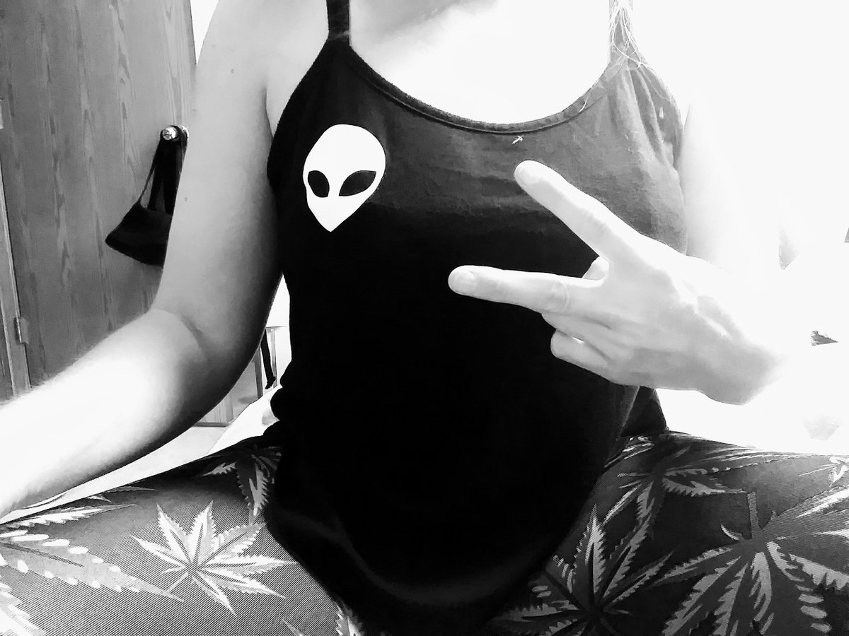 midnight_ruby94's tweet image. Alien Stoner Girl 👽💚🍀