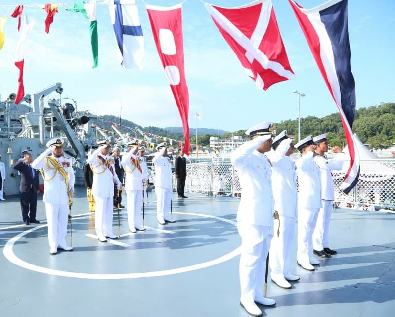 tldm_rasmi's tweet photo. Thank you for all your service.
TS @mykamarul mengetuai barisan memberi penghormatan terakhir kepada @KDMUTIARA255 pada upacara pelucutan tauliah kapal.
#RestWellMUTIARA 
#Kebanggaan
#TransformasiTLDM 
#15to5 https://t.co/6T2kDjjY6b
